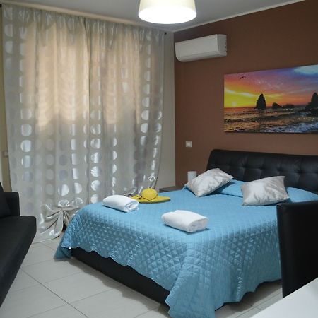 B&B Ciclopi Aci Castello Extérieur photo